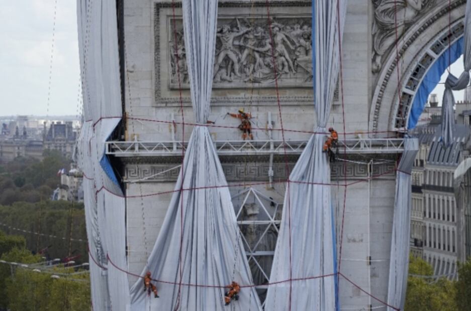 Desenvuelven la obra de Christo y Jeanne Claude en el Arco de Triunfo