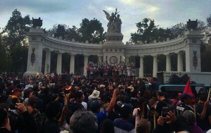 Marcha por los 43 llega al Hemiciclo a Juárez