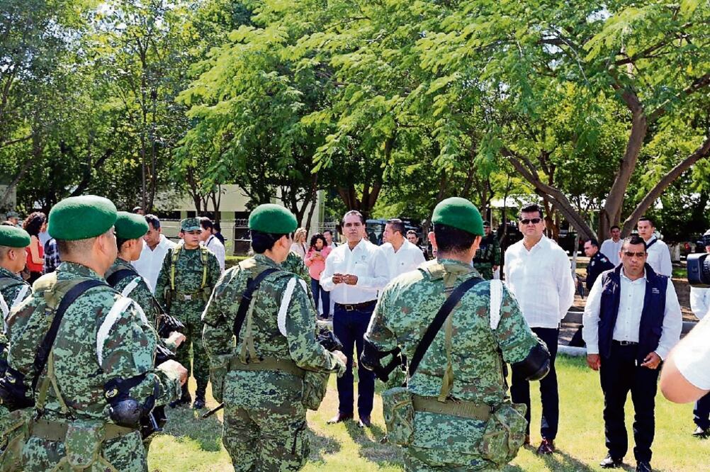 Al término de la reunión de evaluación, el gobernador saludó a los elementos del Ejército y Policía Michoacán que integran la Base de Operaciones Mixtas. (ESPECIAL)