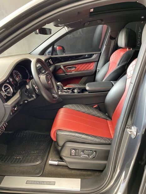El auto con el autógrafo de Gignac está a la venta por más de 4 millones