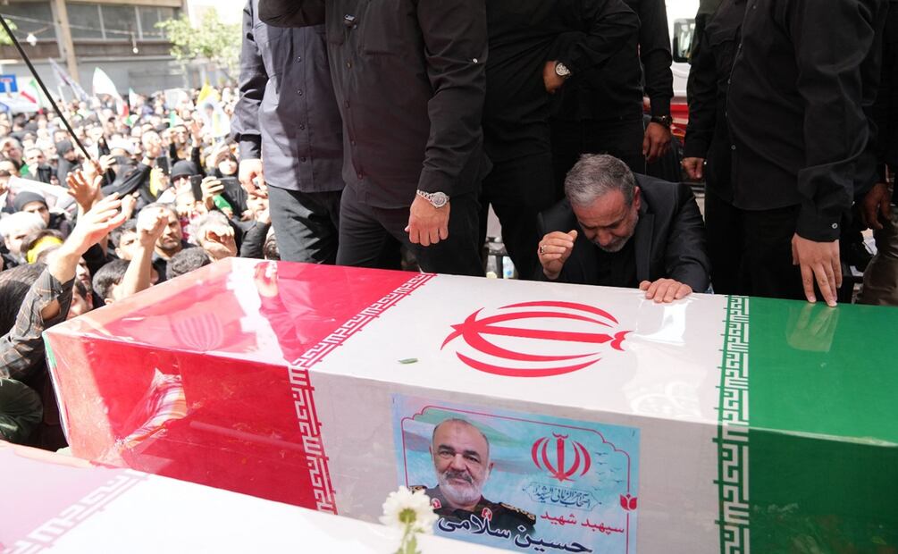 El ministro iraní de Exteriores, Abbas Araghchi, acudió al funeral del jefe de la Guardia Revolucionaria y de otros altos mandos y científicos nucleares muertos durante la guerra de 12 días con Israel. Foto: AFP