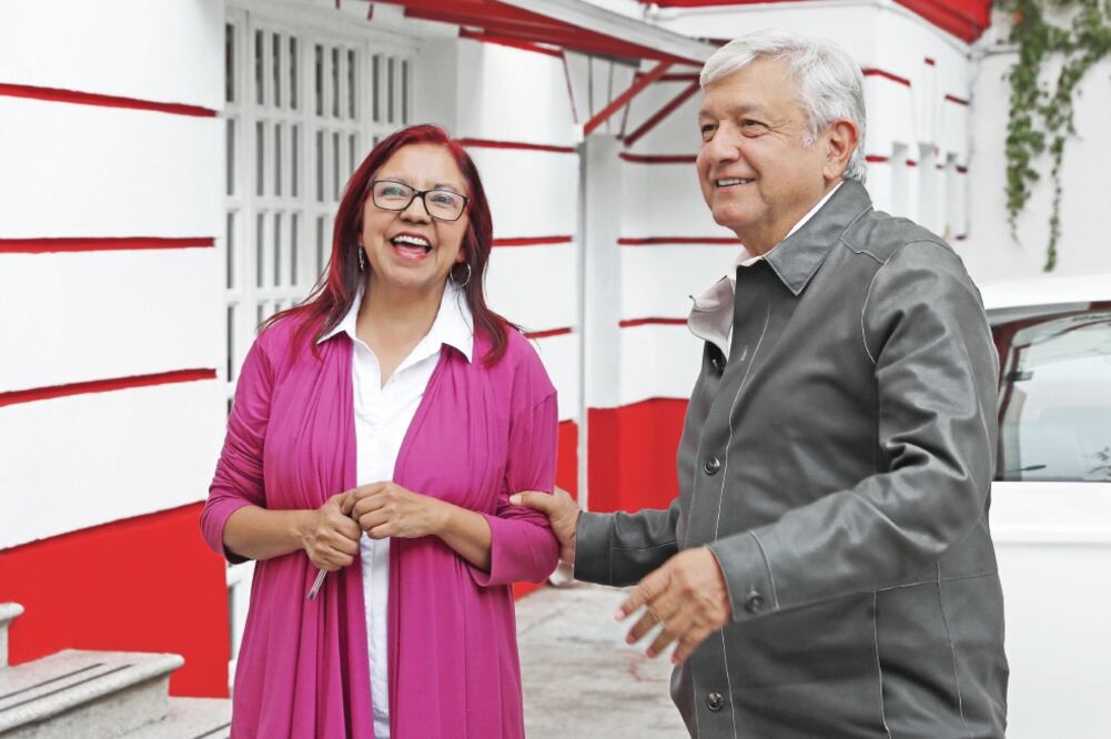 Leticia Ramírez, jefa de la Oficina de Atención Ciudadana del presidente ele cto, y Andrés Manuel López Obrador, en la casa de transición en la colonia Roma (JUAN CARLOS REYES. EL UNIVERSAL)