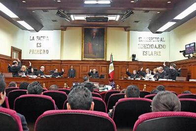 Invalida Corte ley que prohíbe a gays adoptar