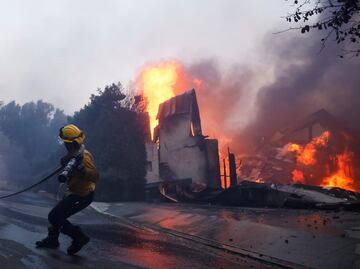 Bomberos luchan a contrarreloj para contener incendios en Los Ángeles; sigue aquí el minuto por minuto