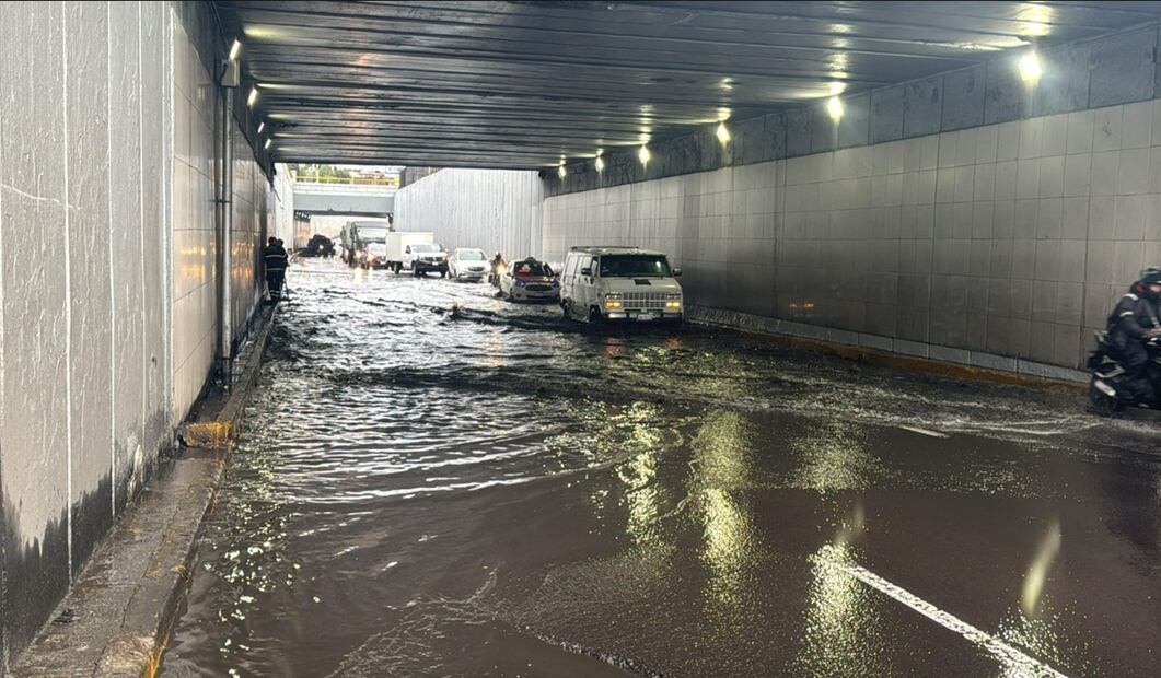 Las intensas lluvias registradas durante la noche del miércoles y la madrugada de este jueves provocaron severos encharcamientos e inundaciones en distintos puntos de la Ciudad de México, el 29 de mayo de 2025. Foto: especial