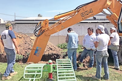 Aparece socavón en jardín de Loma Linda