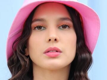 Arisita desfila por red carpet con vestido transparente