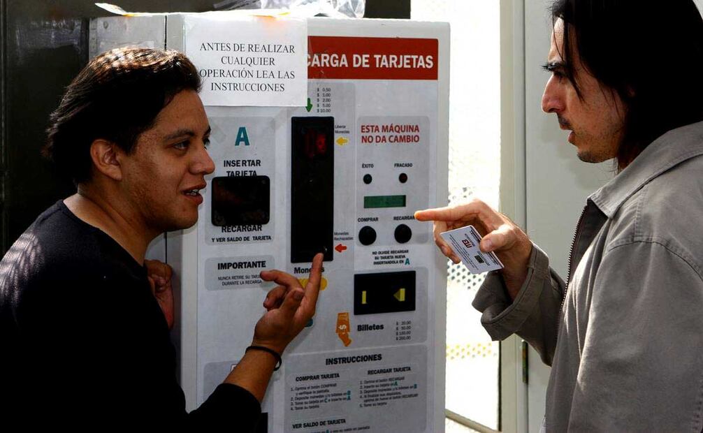 Aspecto del sistema de recarga de crédito en las tarjetas inteligentes del Metrobús. En la imagen un usuario recarga su tarjeta con ayuda de personal de este sistema de transporte, el cual permaneció toda la mañana del 19 de octubre de 2005 para auxiliar al público en el uso de estos nuevos procesos. Foto: Pedro Mera/ Archivo EL UNIVERSAL.