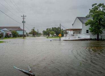 Francine toca tierra en Louisiana como huracán categoría dos