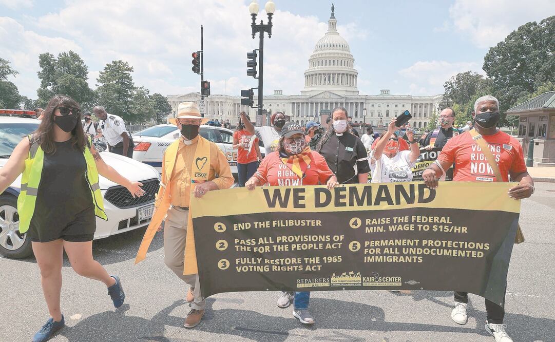 Cientos de personas marcharon ayer en Washington para una reforma migratoria, un salario mínimo de 15 dólares y otras políticas progresistas. Foto: AFP