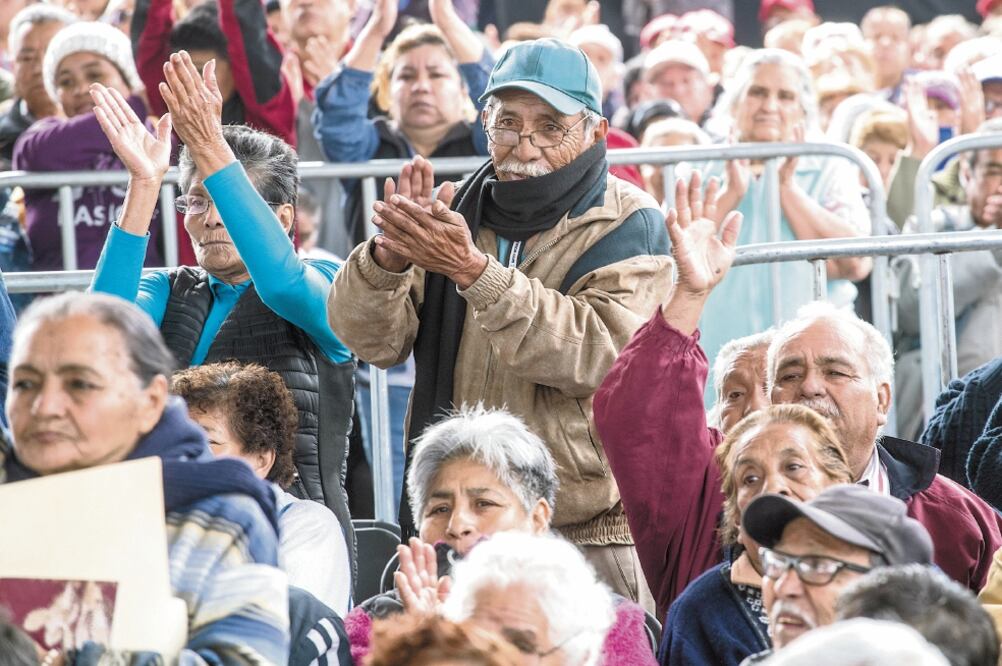 El Gobierno de la Ciudad de México tenía 525 mil beneficiarios del programa de Pensión para Adultos Mayores que recibían apoyos en su tarjeta rosa. Foto: ARCHIVO EL UNIVERSAL