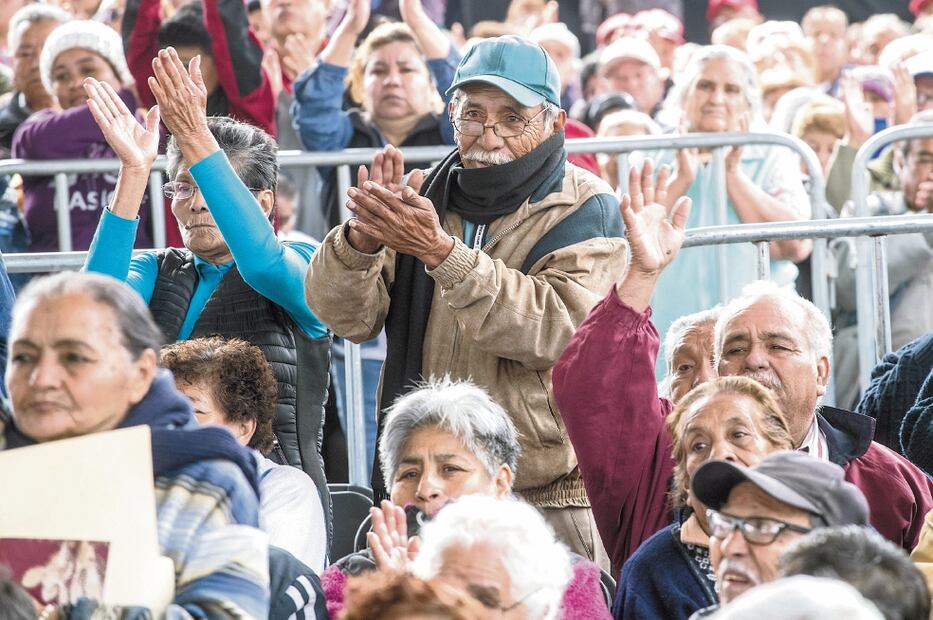 El Gobierno de la Ciudad de México tenía 525 mil beneficiarios del programa de Pensión para Adultos Mayores que recibían apoyos en su tarjeta rosa. Foto: ARCHIVO EL UNIVERSAL