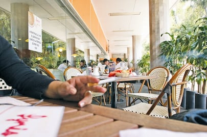 SCJN determina que prohibir consumo de alimentos y bebidas en zonas exclusivas para fumar es ilegal tras análisis de amparo