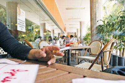 SCJN determina que prohibir consumo de alimentos y bebidas en zonas exclusivas para fumar es ilegal tras análisis de amparo