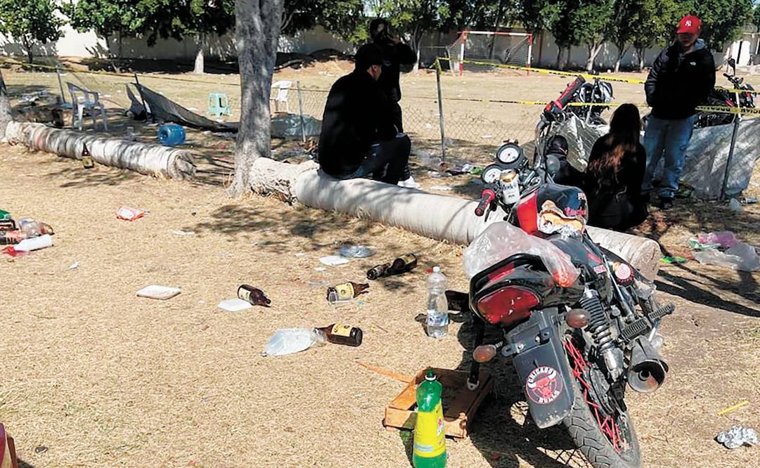 Familiares de los 11 fallecidos en el ataque registrado el domingo en un campo de futbol de la comunidad de Loma de Flores acudieron este lunes al lugar, aún manchado de sangre, a dejar veladoras, rezar y llorar. “Apenas comenzaba a vivir la vida”, lamentaba una madre. Foto: Xóchitl Álvarez / EL UNIVERSAL