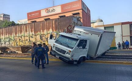 Camión queda varado sobre vías del tren en Tlalnepantla; no se reportaron personas lesionadas