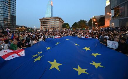 Miles de georgianos protestan contra la polémica ley de agentes extranjeros