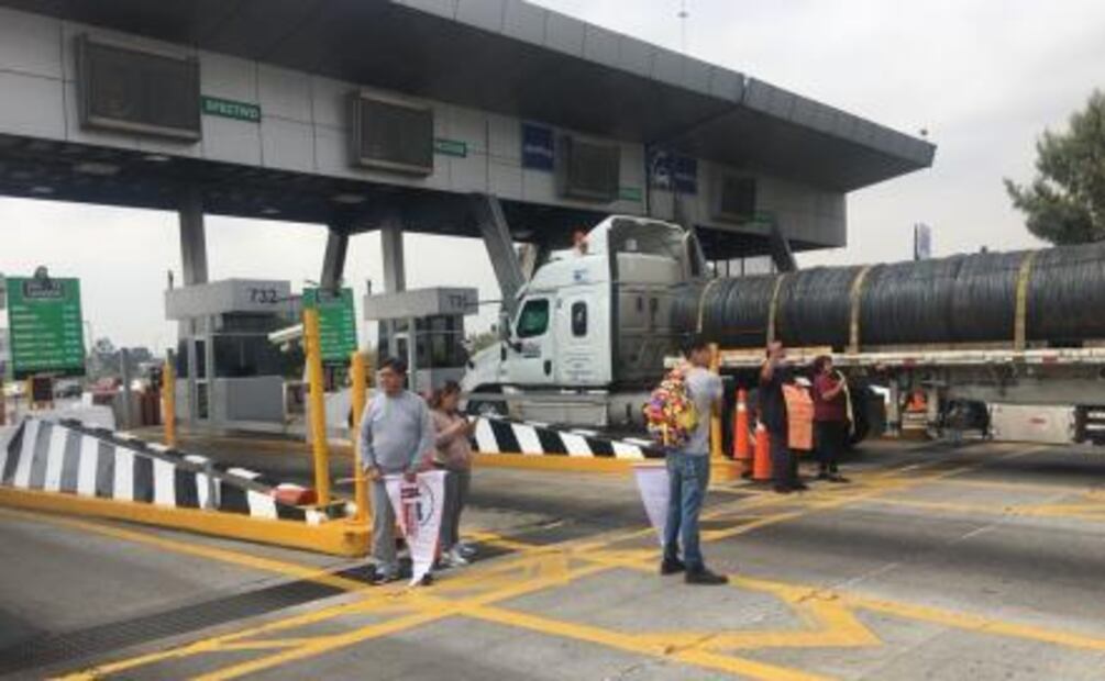 Vecinos bloquean caseta de peaje del Circuito Exterior Mexiquense en Ecatepec