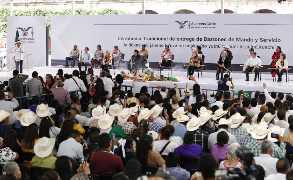 Ministros electos de la Suprema Corte de Justicia de la Nación durante la ceremonia de entrega de bastones de mando de los pueblos indígenas este lunes 1 de septiembre de 2025. Foto: Diego Simón/ EL UNIVERSAL