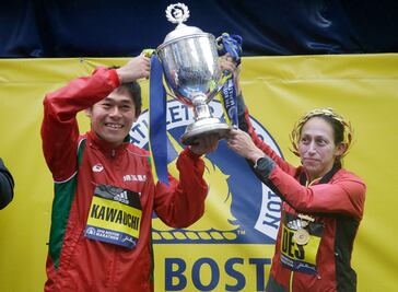 Yuki Kawauchi y Desiree Linden ganan el Maratón de Boston