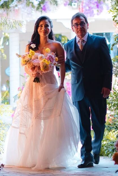Martha Higareda junto a su padre José Luis. Foto: Instagram oficial.