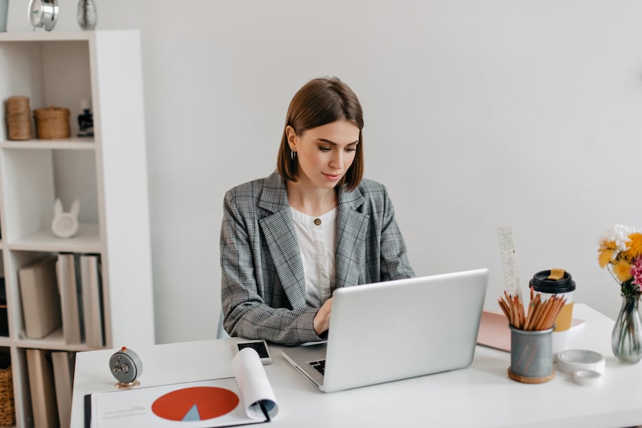 La luz de las pantallas también impacta la salud y el tono de tu piel. Foto: Freepik