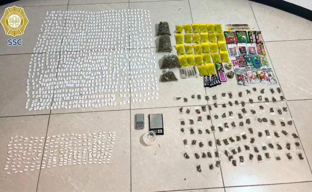 Los elementos de la SSC les aseguraron más de mil dosis de presunta droga y vapeadores (23/07/2025). Foto: Especial