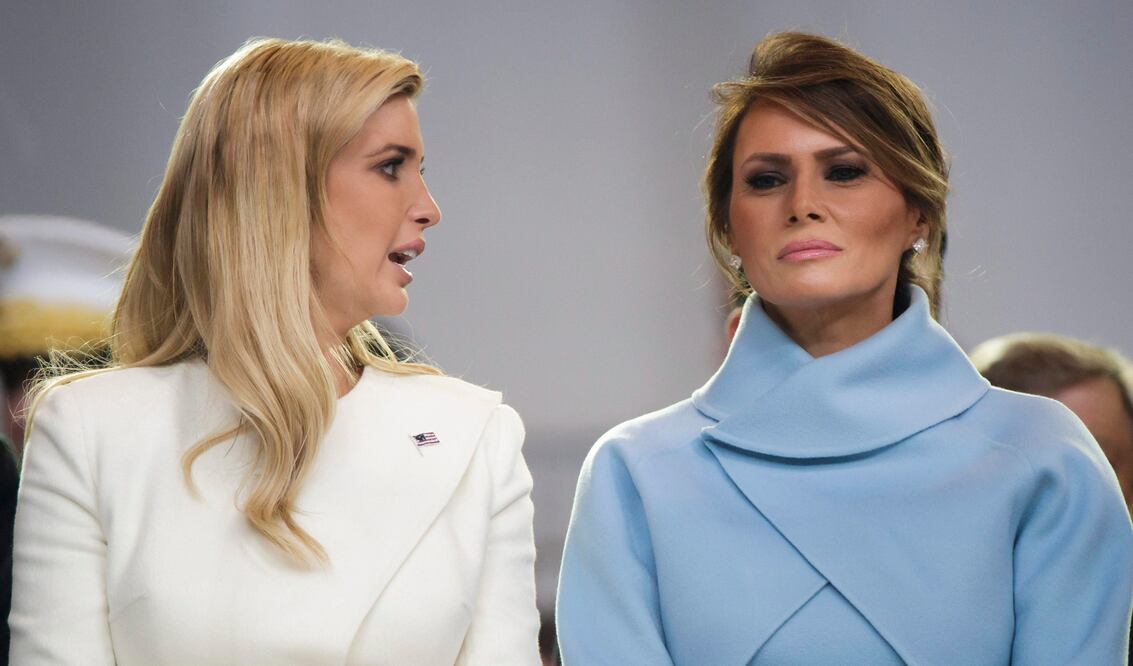 A la izquierda, Ivanka Trump, hija del magnate, junto a Melania, esposa de Trump (Foto: EFE)