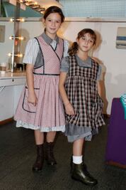 Mía y Nina se alistan para levantar el telón