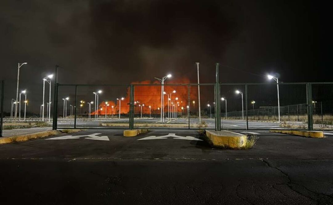 El incendio se ubica en la colonia el sol, en el municipio de Nezahualcóyotl. Foto: Especial