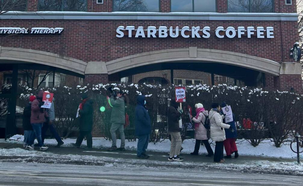 La huelga de empleados de Starbucks escala y afecta a cafeterías de costa a costa de EEUU. Foto: X@TrabajadoresSBUnidos