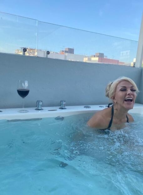 Olivia Collins y su hija ¡parecen hermanas!; se divierten en piscina y levantan suspiros