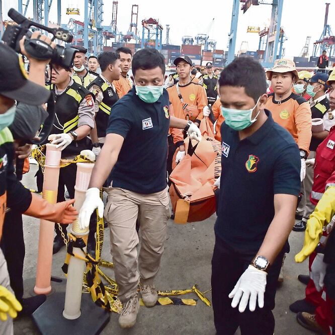 Rescatistas indonesios trasladan una bolsa con restos de las víctimas del avión de Lion Air que se estrelló el lunes pasado. ADEK BERRY. AFP