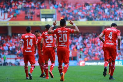 Toluca vence a Santos con doblete de Uribe