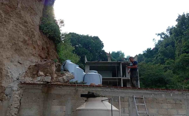 Lluvia intensa en Naucalpan causa deslaves, caída de árboles y daños en viviendas y vehículos