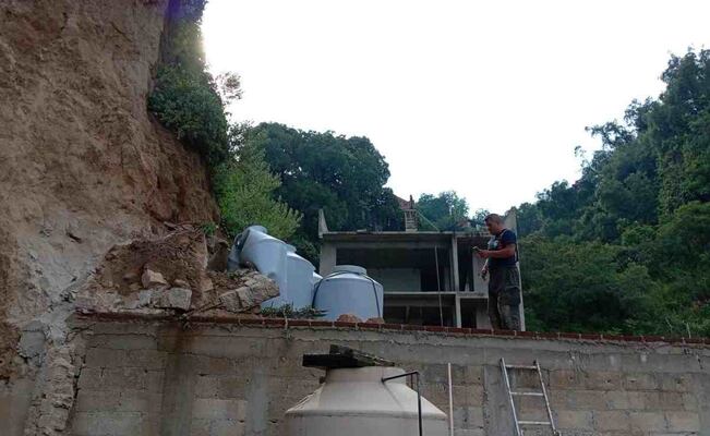 Lluvia intensa en Naucalpan causa deslaves, caída de árboles y daños en viviendas y vehículos