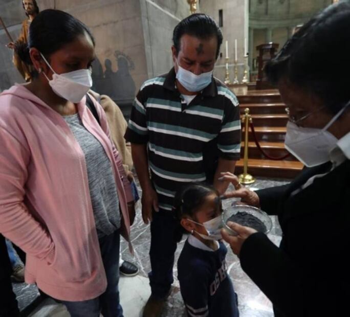 Miércoles de ceniza: Creyentes asisten a la Catedral de Toluca para recibir la cruz