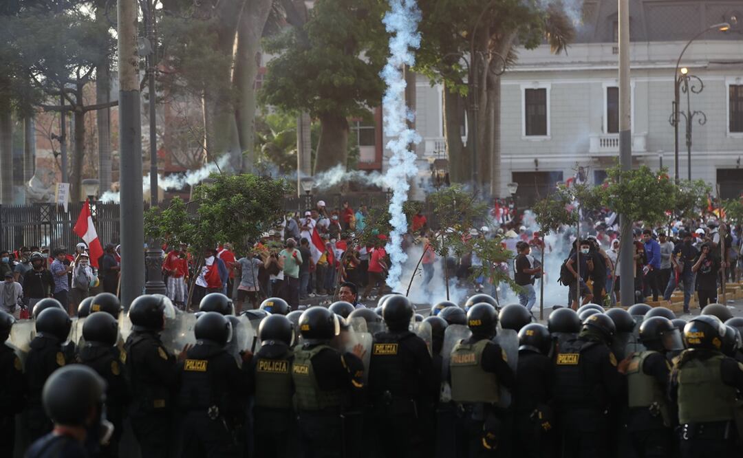 Policías se enfrentan con manifestantes durante la "toma de Lima" hoy, en Lima (Perú). Foto: EFE