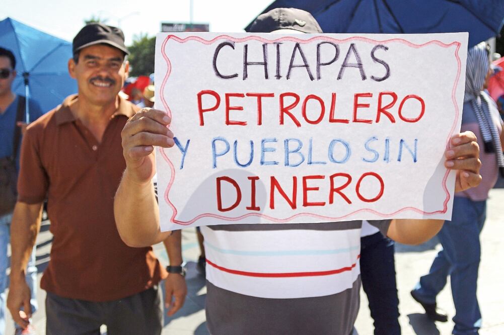 En Frontera Comalapa, Tuxtla Gutiérrez, Chicomuselo, Las Margaritas y Comitán de Domínguez, maestros y campesinos protestaron en rechazo a las reformas estructurales y el alza de las gasolinas (JESÚS GARCÍA. CUARTOSCURO)