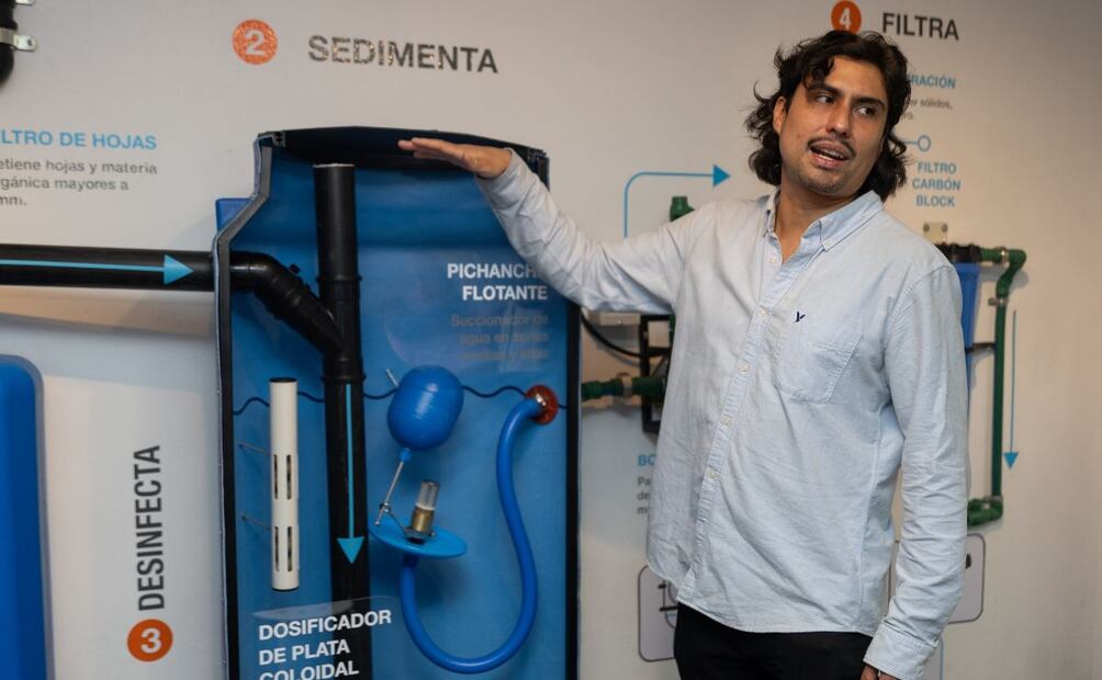 Simón Sánchez, de IslaUrbana, explica el funcionamiento de sus sistemas captadores de lluvia. Foto: Hugo Salvador.