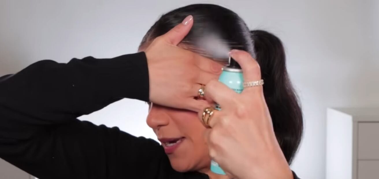 Puedes cubrir con tu mano las áreas del rostro cercanas al lugar donde lo aplicarás. Foto: YouTube, L'Oréal Paris