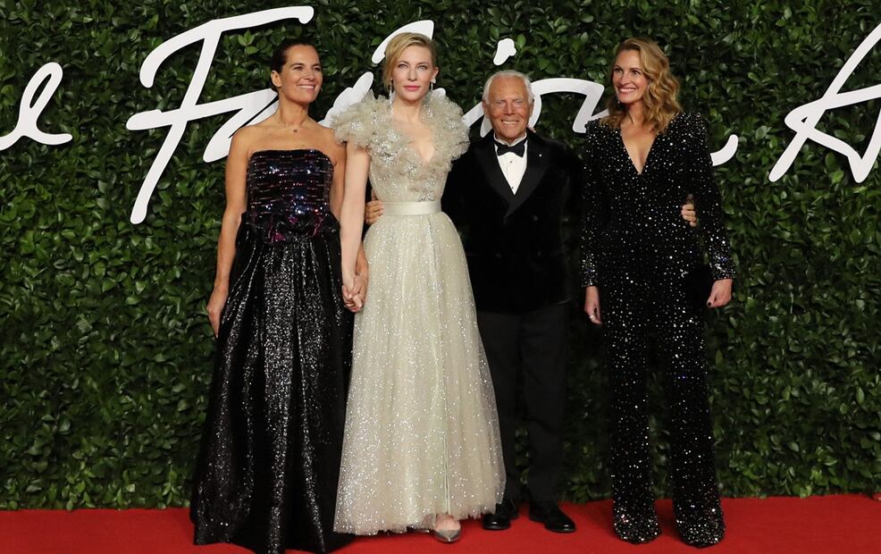 El diseñador de moda Giorgio Armani acompañado de las actrices Julia Roberts y Cate Blanchett durante la alfombra roja a su llegada a los Fashion Awards 2019 en Londres, el 2 de diciembre de 2019. Foto: AFP