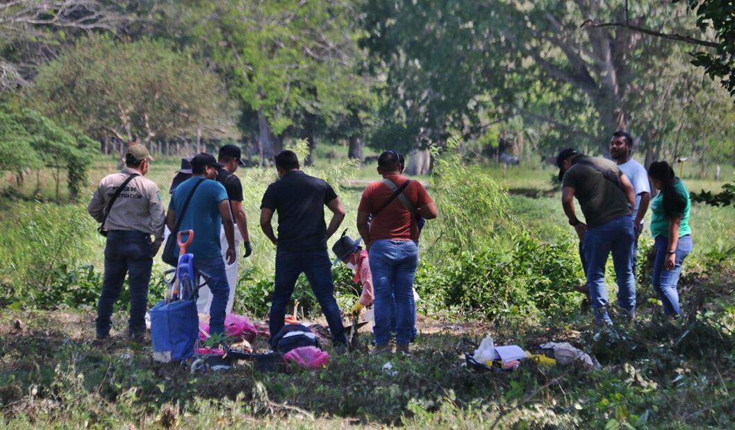 Elementos de la policía municipal aseguraron un rancho llamado El Manantial, en Macuspana, Tabasco, en el que se hallaron fosas clandestinas con restos humanos en su interior, el 26 de marzo de 2025. Foto: Luma López/EL UNIVERSAL