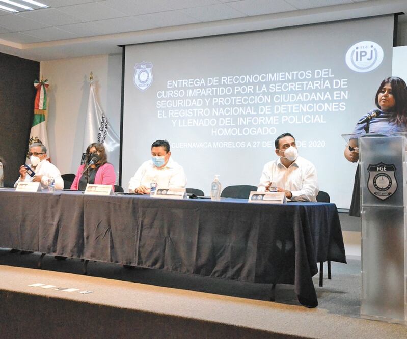 En la entrega de las certificaciones al personal de la fiscalía estatal, la senadora Elvia Marcela Mora Arellano destacó el esfuerzo de la dependencia para profesionalizar a los trabajadores de la i n st it uc ió n .