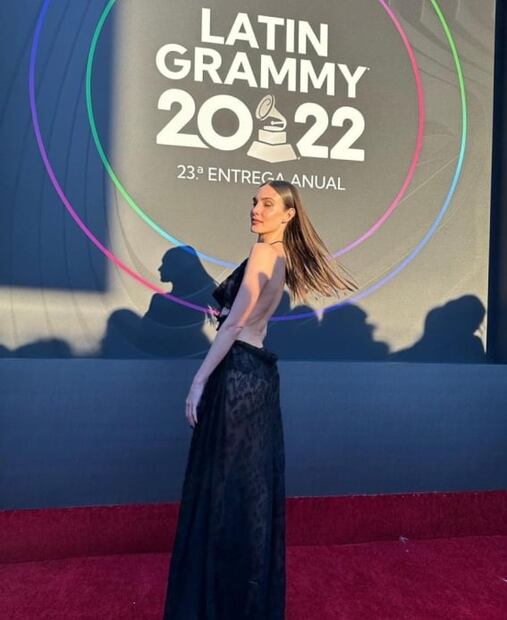 Macarena Achaga luce como diosa en vestido transparente