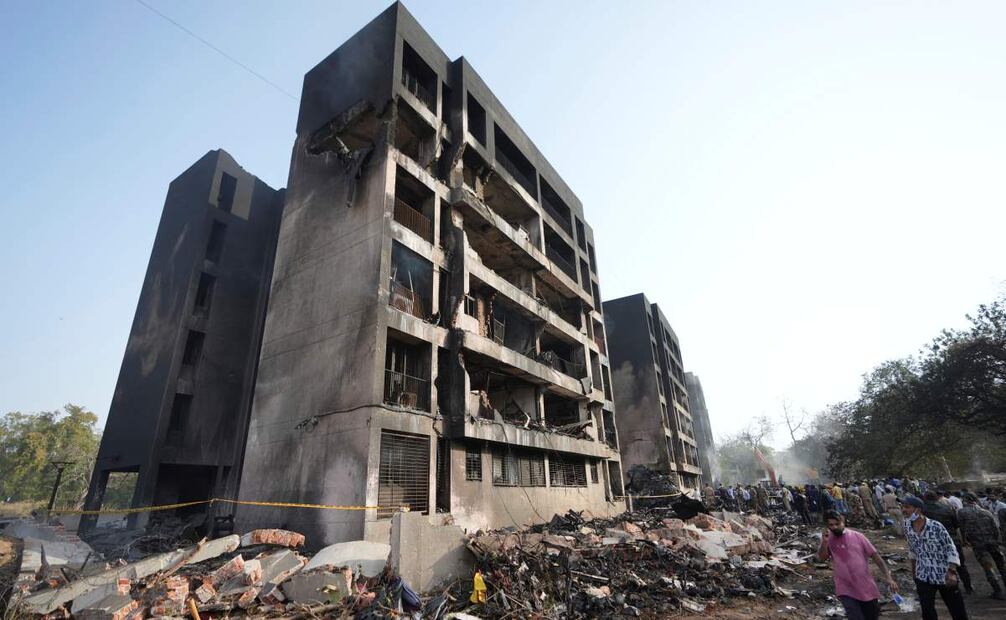 Equipos de búsqueda y rescate acuden a la escena de un accidente aéreo en Ahmedabad, India, el jueves 12 de junio de 2025. Foto: AP