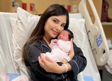 "Amamantar es algo natural", responde Geraldine Ponce a críticas por alimentar a su hija en sesión de Cabildo