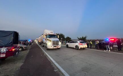 Campesinos morelenses retiran bloqueo de autopista Siglo XXI; aceptan propuesta de gobernadora para sumarlos al programa nacional