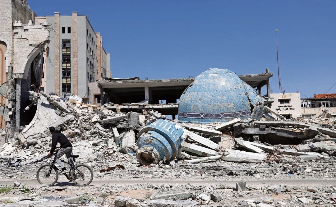 Escombros de la mezquita Abu Khadra, en Ciudad de Gaza. Israel mantiene su guerra contra Hamas y está en alerta por un posible ataque de Irán, Foto: EFE