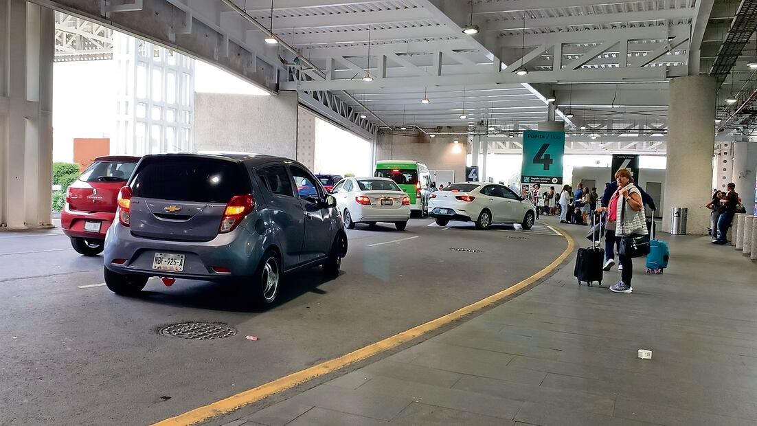 Los pasajeros solicitaban el viaje y cuando el conductor les informaba del acceso prohibido, los viajeros le sugerían argumentar que eran familiares. Foto: Especial